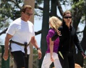 Семья Шварценеггера на прогулке