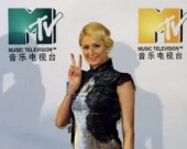 Пэрис учится играть на пианино