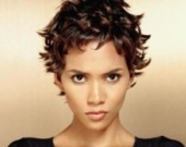 Холли Берри будет лечиться от туфлезависимости