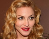 Мадонна завернулась в газон