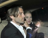 Кейт Уинслет выглядит счастливой и влюбленной