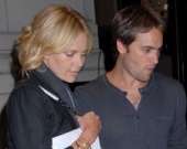 Стюарт помогает Шарлиз не зазнаваться