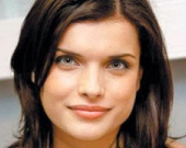 Азарова сбежала из деревни