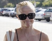 Странная прическа Риз Уизерспун