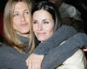 Энистон станет первой жертвой "Крика 4"