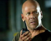 Брюс Уиллис облил папарацци водой