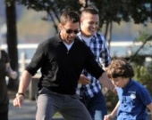 Хью Джекмен играет в футбол с детьми