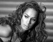 Песню для "Бонда" напишет "фабрикантка"