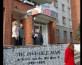 Невидимке установили невидимый памятник