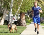 Келлан Латс со своей собакой Колой