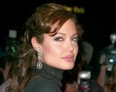 Анджелину Джоли избили