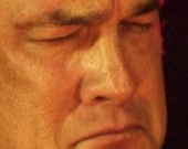 Стивена Сигала обвинили в сексуальных домогательствах