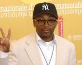 Ли смонтирует ролики с мобильников в фильм