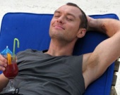 Джуд Лоу отдыхает на пляже (ФОТОРЕПОРТАЖ)