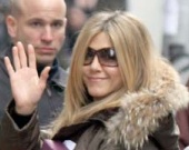 Анистон опоздала на съемки из-за волос