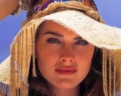 Брук Шилдс пишет сказки