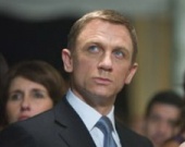 Джеймс Бонд красится и делает маникюр