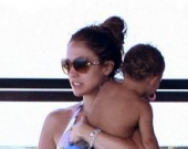 Дженнифер Лопес с семьей на отдыхе