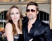 Джоли хочет усыновить ребенка без Питта