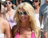 Тара Рид на пляже в Сан-Тропе