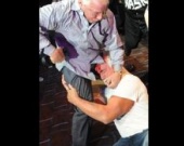 Известного американского актера прилюдно избили