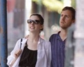 Энн Хэтэуэй демонстрирует свои ноги