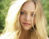 Аманда Сейфрид - новая Красная Шапочка