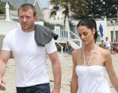 Гай Ричи побывал на свидании с брюнеткой