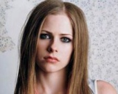 Аврил Лавин упадет в кроличью нору Тима Бертона