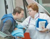 Хабенский привез сына в больницу к жене