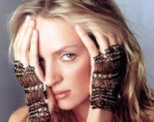 Ума Турман устроила в самолете занятие йогой