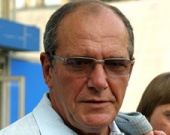 Виторган кормит жену косточками