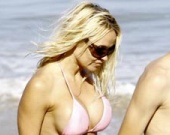 Памела Андерсон вновь покоряет Малибу