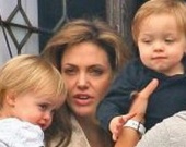 Анджелина Джоли разводит кур