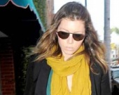 Джессика Бил гуляет одна