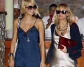 Пэрис Хилтон разгуливает в нижнем белье