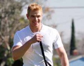 Келлан Латс прячется от фанатов на дереве