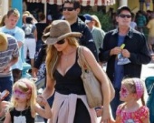 Чарли Шин и Дениз Ричардс в Диснейленде