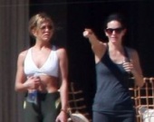 Дженнифер Энистон с друзьями в Мексике