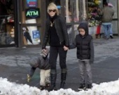 Кейт Бланшетт и сыновья в снегу