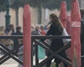 Анджелина Джоли гуляет с детьми по Венеции