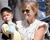 Риз Уизерспун не балует детей подарками