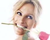 Джулия Робертс топлесс с розой в зубах