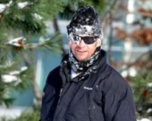 Хью Джекман играет с детьми в парке