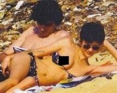 Героиня "Кода да Винчи" загорает голой на пляже