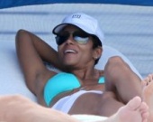 Солнечные ванны Холли Берри