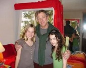 Десятилетняя блондинка в центре событий