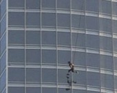 Том Круз пробежался по стене самого высокого здания в мире