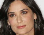 Деми Мур осталась без переднего зуба