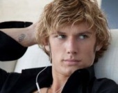 Алекс Петтифер попал в "Настоящее"